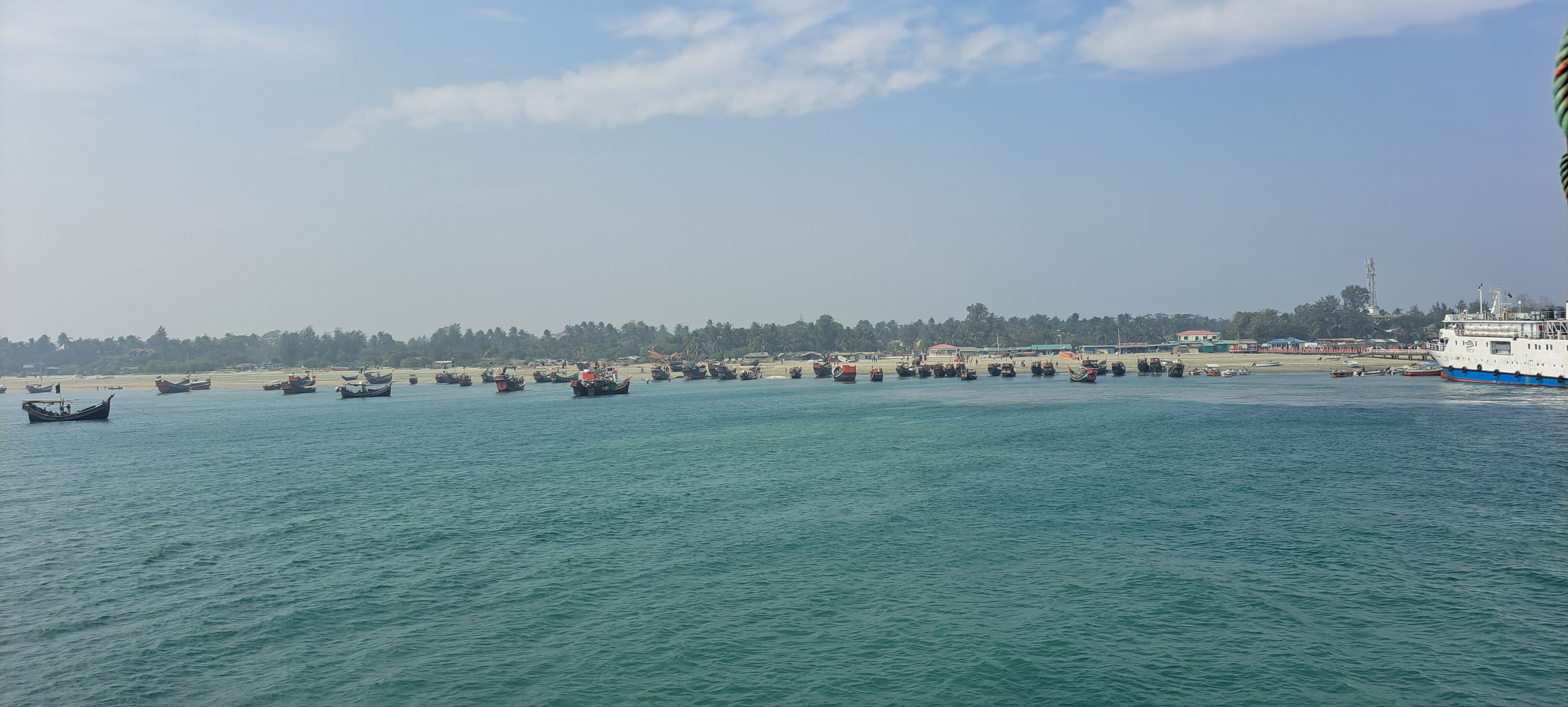 সেন্ট মার্টিন দ্বীপ, যা আমাদের দেশের একমাত্র প্রবাল দ্বীপ (Coral Island), তার সৌন্দর্য বর্ণনাতীত। 